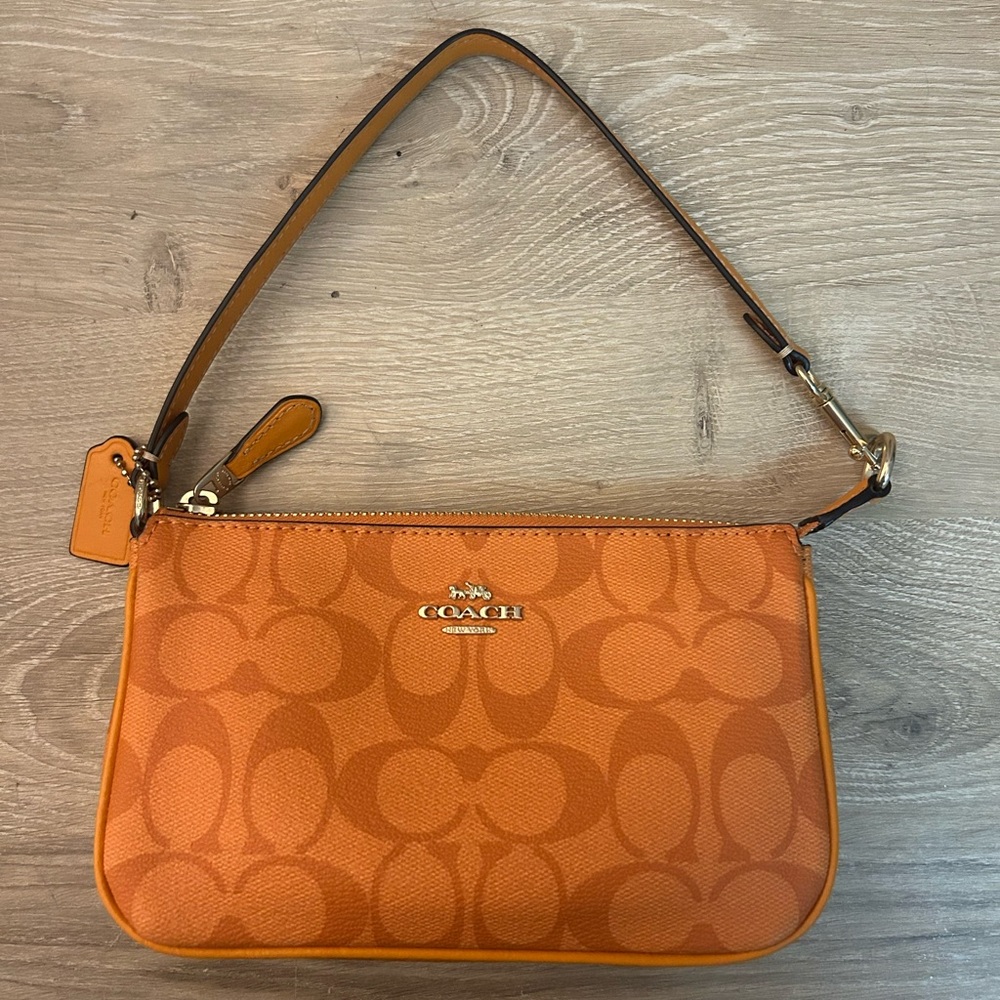 Coach Nolita 19 In Signature Canvas
IM/Light Orange
Signature
